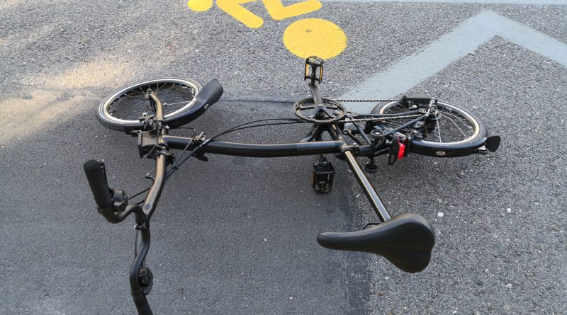 LA MUERTE DE UN CICLISTA EN LA CALZADA DEBERÍA DE HACERNOS PENSAR EN LA CONVIVENCIA INEVITABLE DE LA BICI CON LOS VEHÍCULOS A MOTOR – DECÁLOGO PARA CONDUCTORES